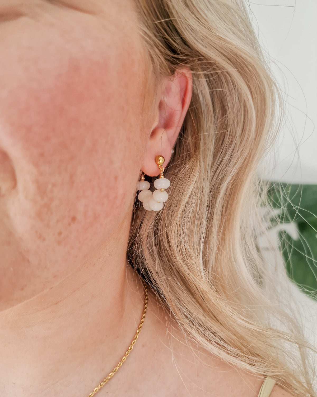 Oorbellen Candy Latte White op model