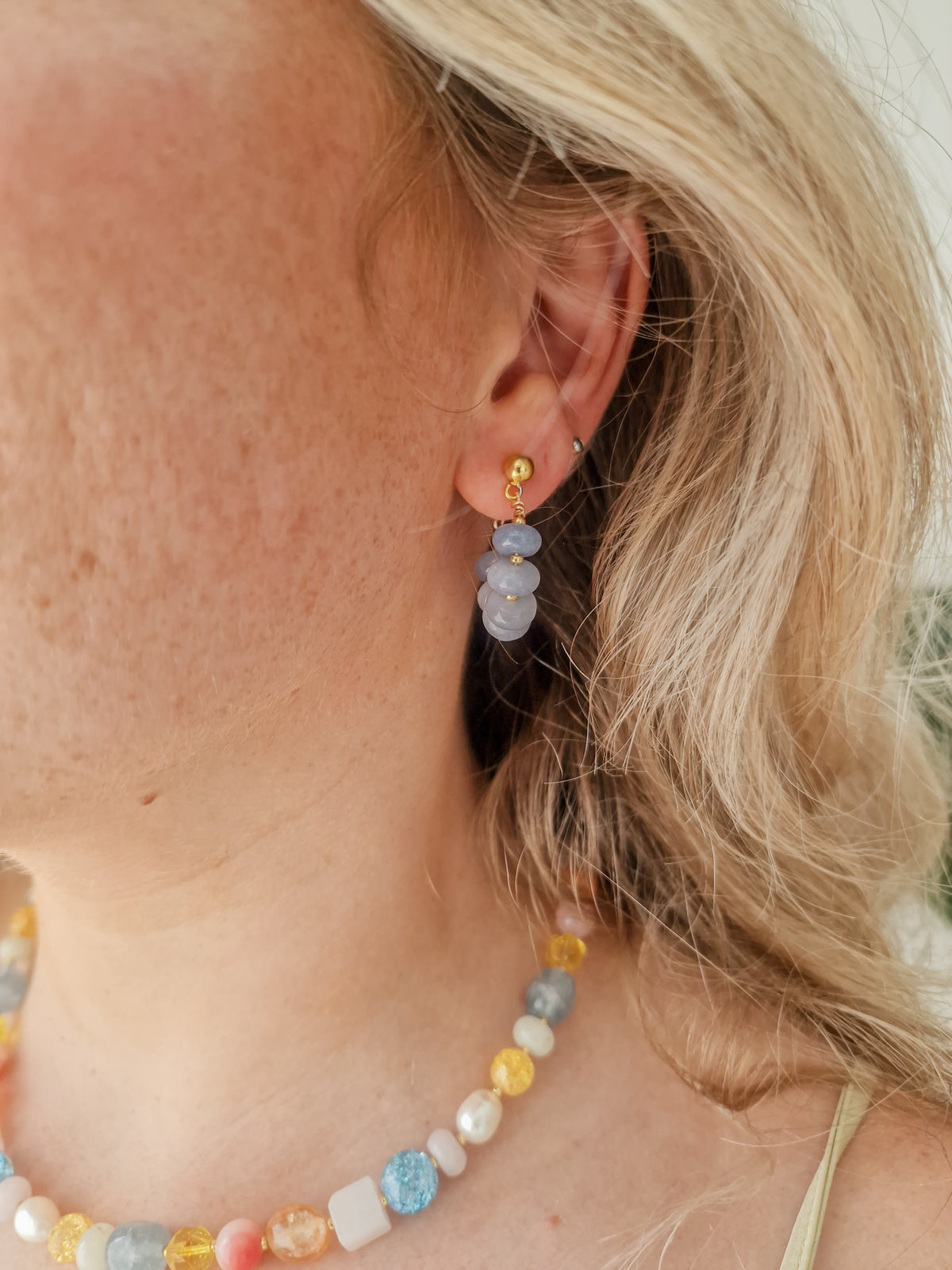Oorbellen Candy Sky Blue op model